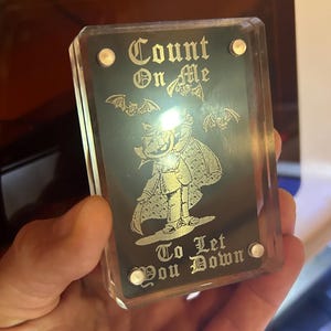 Tarjeta de regalo metálica "Cuenta conmigo para decepcionarte" grabada a láser. Regalo de recuerdo de aluminio anodizado con estuche de acrílico. Ilustración nostálgica.