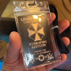 Insignia de contratista de nivel 4 de Metal Umbrella Corporation personalizada, insignia de recuerdo de arma biológica para videojuegos, regalos por menos de 20 dólares, identificación de seguridad ciberpunk.