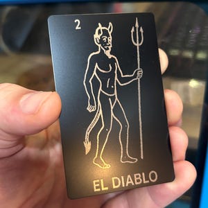 Karta metalowa El Diablo Lotería – grawerowane laserowo anodowane aluminium, klasyczna meksykańska sztuka bingo, nostalgia za stylem vintage, kolekcjonerska pamiątka ludowa