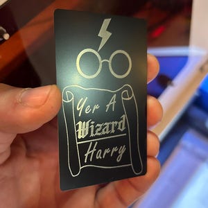 Tarjeta de regalo personalizada de metal "Eres un mago *Tu nombre aquí*" / Grabado láser. Recuerdo de película para cinéfilos. Texto grabado.