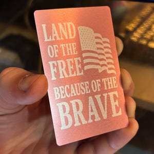 Land der Freien, wegen der Tapferen - Metall Laser graviert Andenken, Gedenktag, Unabhängigkeitstag Vaterländischer 4. Juli USA Amerikanische Flagge