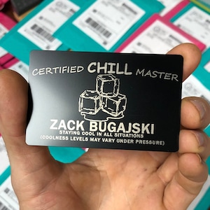 Tarjeta de regalo de broma personalizada con certificación CHILL Master de metal, *Tu nombre aquí*, Día de Acción de Gracias genial, Regalos divertidos y chistosos grabados con láser.