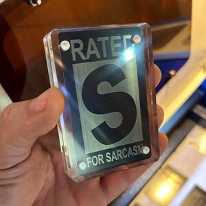 Sistema de clasificación de películas de metal "S por sarcasmo", regalo de broma, decoración de escritorio con sarcasmo, tarjeta de regalo de aluminio anodizado grabada con láser.