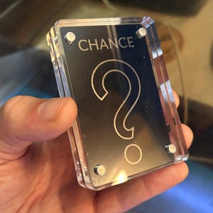 "Metall ""Chance Card"" Laser graviertes eloxiertes Aluminium Brettspiel Community Brust Throwback Nostalgie Gamer Geschenk Gaming Andenken Fragezeichen."