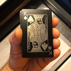 King: metalen speelkaarten - lasergegraveerd pokercadeau Keuze uit pak en kleur, set van 4 beschikbaar