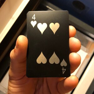 Cuatro naipes metálicos para entusiastas del póker y los juegos de azar, selección de colores premium de lujo
