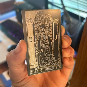 Carta dei tarocchi in metallo "Grande Sacerdotessa", strumenti di divinazione incisi al laser, lettore surrealista, lettura dell'oracolo in alluminio anodizzato medio, regalo