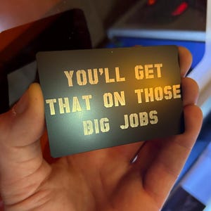 Metaal 'You'll Get That On That Big Jobs'-cadeaubon cadeaubon, lasergravure Werkplek Werkplek Nieuwigheid Bouwvak Humor Portemonnee-inzetstuk