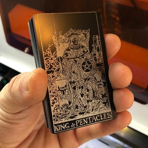 Metalen 'King of Pentakels'-tarotkaart, aangepaste lasergegraveerd geanodiseerd aluminium orakelcadeau gemaakt in de VS Kleurkeuze en cardback