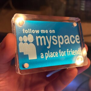 "Metall ""Follow Me On MySpace"" Laser gravierte, eloxierte Aluminium Neuheit Internet 2000's Nostalgie Geschenkkarte, Social Media Throwback Tech IT."