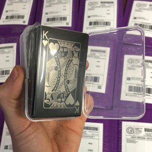 Baraja de cartas de metal, baraja completa de 56 cartas (con 4 comodines no iguales) ¡Regalos para jugadores, apostadores y excursionistas! Recuerdo de juego Cartas personalizadas grabadas con láser