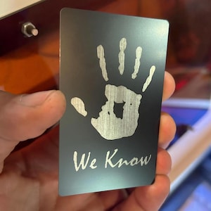 "Metall ""We know"" Laser graviert RPG Gaming Geschenkkarte, eloxiertes Aluminium Dark Brotherhood Einladung Handabdruck Notiz Brief Neuheit Andenken."