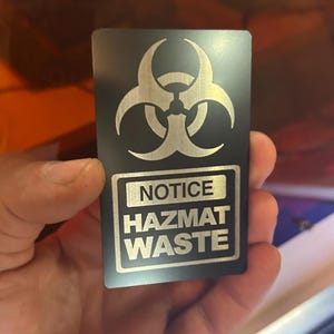 Miniplaca metálica de aluminio anodizado grabada con láser "Aviso: Residuos peligrosos". Señalización para lugares de trabajo, talleres y fábricas. Advertencia comercial OSHA.