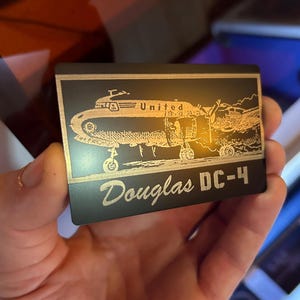 Tarjeta metálica grabada a láser con el despegue del "Douglas DC-4", inserto para billetera, ideal para rellenar calcetines navideños, tarjeta de regalo de Propliner con historia de la aviación.