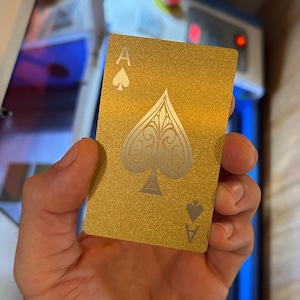 Metalen hartenaas, schoppen, klaveren, ruiten -- Gegraveerde aluminium pokerspeelkaart - Kies kleur en kleur - Gamingcadeau