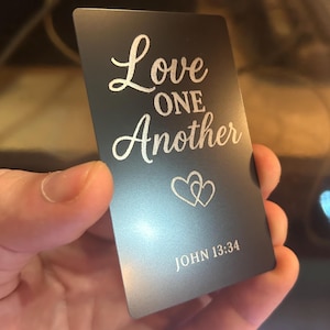 Metall Liebe einander (John 13:34), Herzen lieben Schrift Bibel Vers Typografie Laser gravierte Aluminium Geschenkkarte mit optionaler Display Art