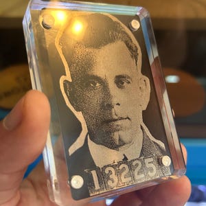 Metall John Dillinger Mugshot Laser gravierte eloxierte Aluminium Geschenkkarte Country Western Wilder Westen Outlaw Bounty Mann Höhlendekor Geschenke für Ihn