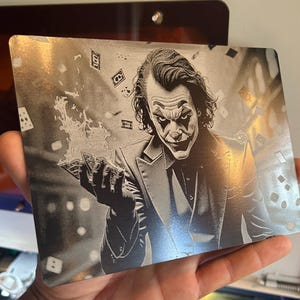 7x5 "Metall ""The Joker"" Lasergravur, Neuheit Kino Comic Style, Brennende Karten Ikonenhaftes Comic Motiv, Dark Knight Gotham Arkham Gaming Geschenke