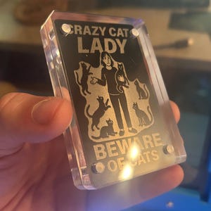 Metall Crazy Cat Lady Laser gravierte Neuheit Geschenkkarte, lustige Kätzchen-Haustier-Liebhaber Geschenke unter 20, eloxiertes Aluminium Auswahl der Farbe w / Display