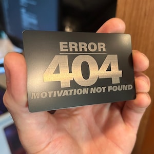 エラー404: モチベーションが見つかりません - 職場、自宅オフィス、先延ばし癖のある人へのプレゼントに最適な金属製ギフトカード、レーザー刻印された職場のユーモア
