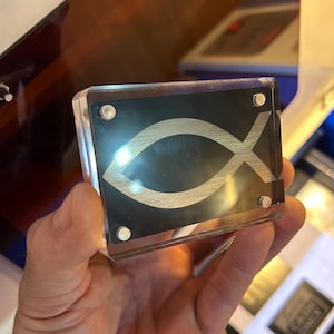 Placa de metal "Ichthus" con el símbolo cristiano de Jesús, el pez, grabada a láser, de aluminio anodizado con expositor acrílico opcional, estudio bíblico de la iglesia de la fe y Dios.