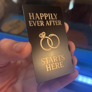 "Felices para siempre empieza aquí", tarjeta de regalo de metal grabada con láser, regalo para relaciones románticas, boda, matrimonio, anillos bonitos, amor, Cupido, alma gemela.
