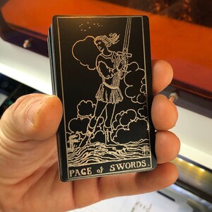 Carta del Tarot de la Sota de Espadas de Metal / Regalo para la sanación espiritual y la sabiduría - Regalo único de adivinación de oráculo en aluminio anodizado con grabado láser