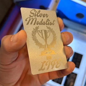 Metall "Silbermedaillengewinner im Leben" Award Card 2nd Platz, Demotivational Gag Geschenkkarte, Neuheit Laser graviert eloxiertes Aluminium Auswahl der Farbe