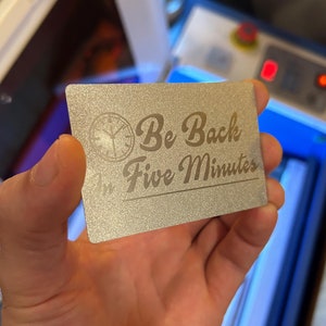 "Metall ""Be Back in 5 Minutes""-Shop-Signatur-Plakat, Mini-lasergravierte Bekanntmachung für kleine Unternehmen, Mitarbeiterpausenkarte, Außerhalb des Büros Neuheit."