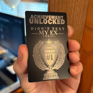 達成！パーソナライズされたメタルカード - 刻印されたメタルの記念品で、勝利、節目、そして楽しい瞬間をお祝いしましょう。ギフトに最適です