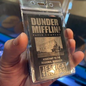 Personalisiertes Metall * Ihr Name hier * "Assistent des Regionsleiters ID-Abzeichen" Papier Co. TV TV Fan Art Lanyard Pass Prop Karte
