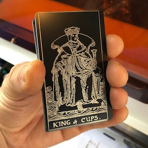Carta de Tarot de metal "Rey de Copas", un novedoso regalo de recuerdo grabado con láser