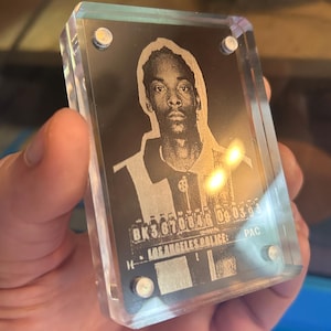 Metall Snoop Dogg Mug Shot, Laser gravierte Geschenkkarte aus eloxiertem Aluminium, Aufnahmestudio Dekor Rapper Popkultur Ikone Rap Promi Art Lion