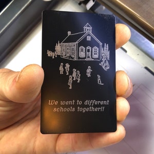 Metal: Nós Estudamos em Escolas Diferentes Juntos! Cartão-Presente de Metal com Humor Perplexo, Enigmas Envoltos em Enigma - Cartão-Presente para Professores de Escola Silly Gag