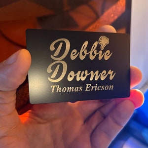 Tarjeta metálica personalizada "Debbie Downer" con nombre personalizado, tarjetas de regalo novedosas grabadas con láser, chistes divertidos, humor, saludos, fiestas y animales.