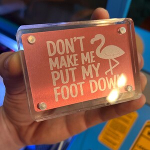 Metallflamingo ""Bring mich nicht in den Fuß!""" Laser gravierte Geschenkkarte Neuheit Andenken Cute Beach Vibes Freche sarkastische niedliche Display-Kunst