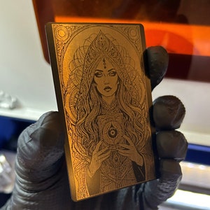Carta de tarot psicodélica única de metal: regalo de aluminio anodizado grabado con láser
