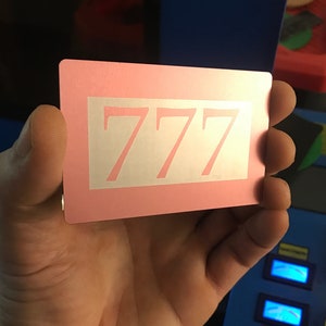 Tarjeta de metal 777 con el número angelical de la suerte, siete-siete-siete, recuerdo numerológico de aluminio anodizado, regalos espirituales, esotéricos y celestiales.