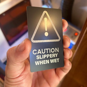 Metalen 'Let op: Slippery When Wet'-cadeaubon, gepersonaliseerde tekst Kleurkeuze lasergegraveerde waarschuwing Aanpasbaar plakkaat minisignalisatie