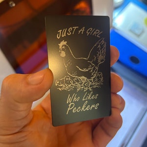 Métal « Just a Girl Who Likes Peckers » - Carte souvenir gravée au laser, cadeau de ferme de fermier de poulet, cadeaux de ferme