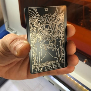 Die Liebenden Metall Tarot Karte || Laser Gravur Matt schwarz / Silber eloxiertes Aluminium Geschenkkarten Esoterische Himmlische spirituelle Geschenke