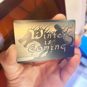 Recuerdo de metal "Winter Is Coming" de aluminio anodizado grabado a láser // Tarjeta de regalo con diseño de dragón, cultura pop, juegos, películas y televisión