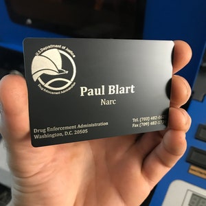 Tarjeta de regalo de metal personalizada de la DEA, tarjeta de regalo de la Agencia Antidrogas de Estados Unidos (DEA) grabada con láser y anodizada, ideal como recuerdo divertido y de broma.