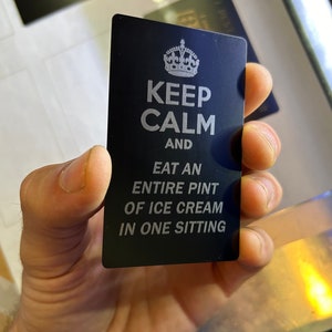 Tarjeta de regalo de metal grabada personalizada con la frase "Keep Calm and..." y memes y mantras divertidos personalizados