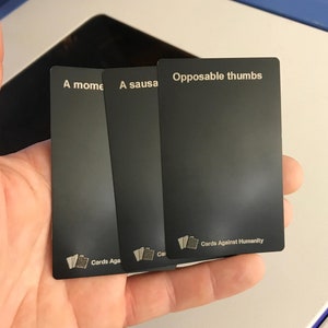 Tarjetas de regalo de metal personalizadas de Against Humanity / Memes únicos, recuerdos con texto o ilustraciones personalizados, detalles únicos y considerados para tu billetera
