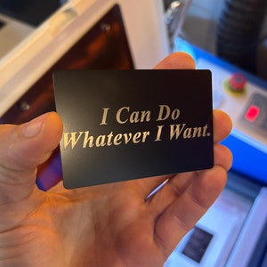 Permissão de metal "Eu posso fazer o que eu quiser", cartão-presente gravado a laser, piada, piada, ação de graças, comédia, TV, superfã, inspetor de parques, engraçado