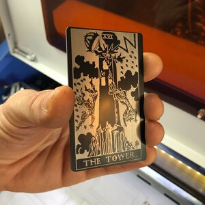 Tarjeta de regalo metálica del Tarot Celestial de La Torre con grabado láser para lectores espirituales