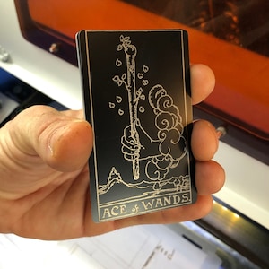"Metall "Ace of Wands" Tarot-Karte, einzelne Laser-gravierte Neuheit-Geschenkkarte für spirituelle und psychische Geschenke, psychedelisches Andenken