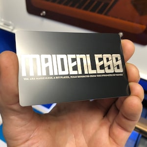 Metalen "You are MAIDENLESS"-aandenkenkaart, lasergegraveerd gaming-gagcadeau, gamer, grappige incel-meme, gescheiden van de kracht van de runen!