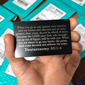 Aangepaste bijbelverzen op metalen aandenkenkaarten, gepersonaliseerde schriftgravures, cadeaus van geanodiseerd aluminium voor kerk Religieuze cadeaus